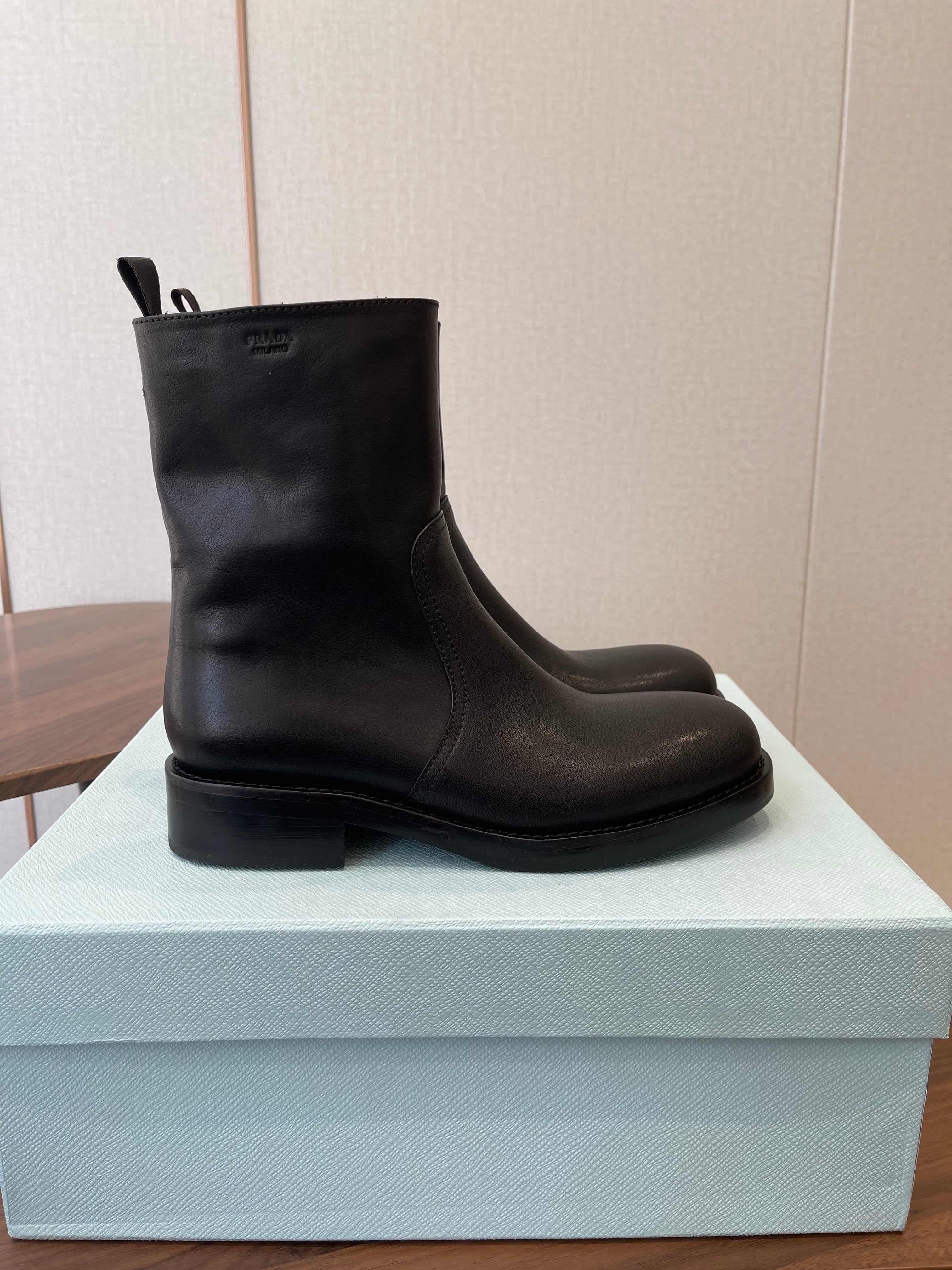 PRADA 25S COWBOY BOOTS IN RK BLACK-BROWN CALFSKIN