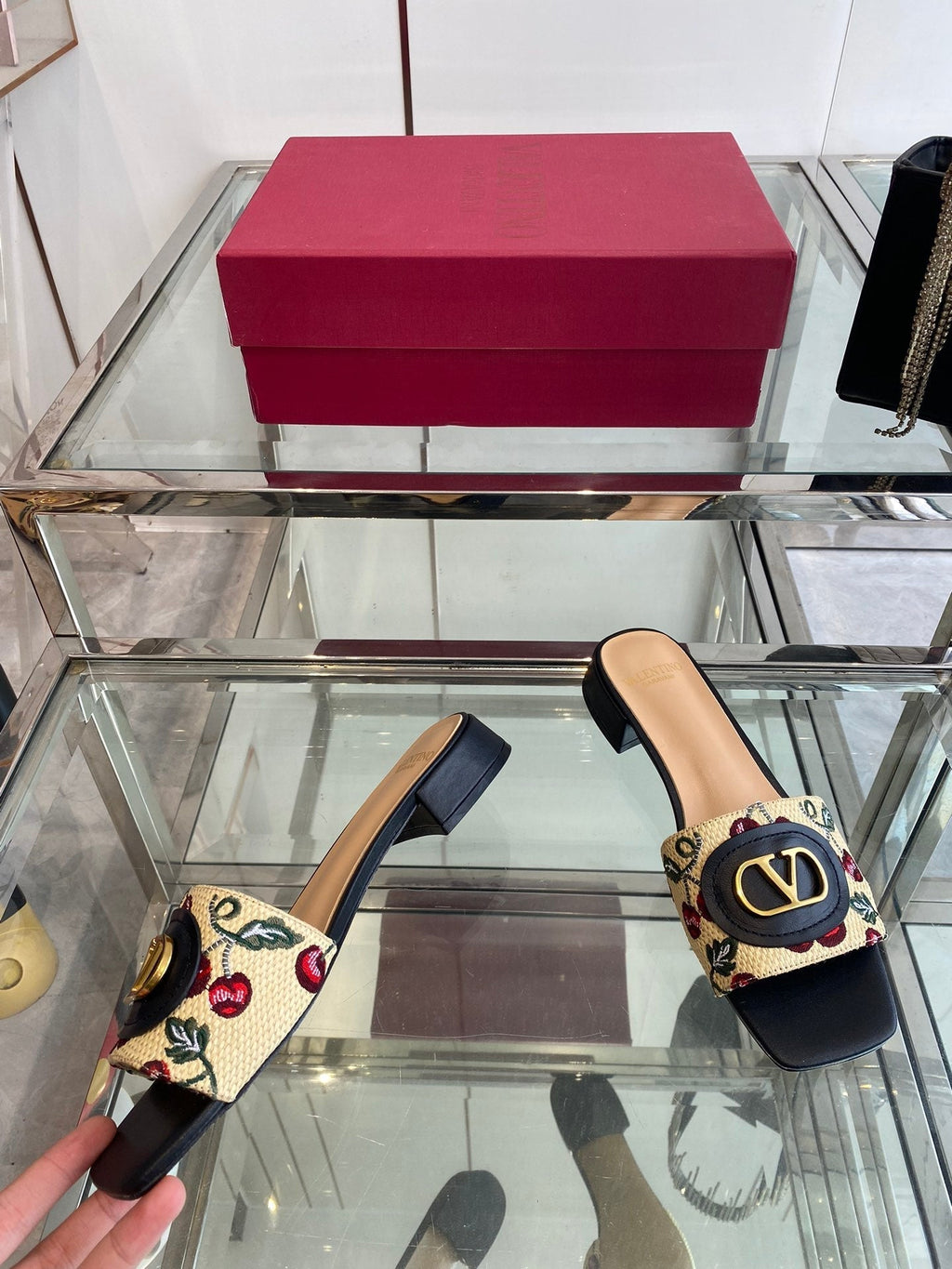 VLTN HIGH HEEL 25S 30 MM IN BEIGE FABRIC AND BLACK LAMBSKIN WITH EMBROIDERED CHERRY MOTIF