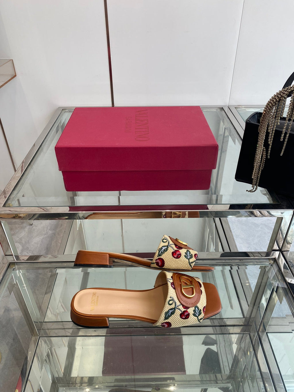 VLTN HIGH HEEL 25S 30 MM IN BEIGE FABRIC AND BROWN LAMBSKIN WITH EMBROIDERED CHERRY MOTIF